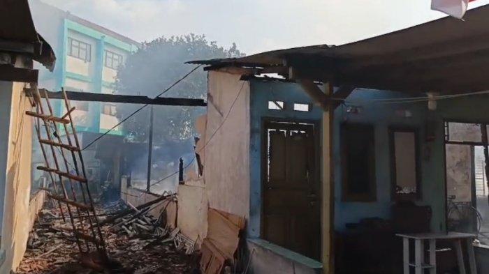 Bangunan hangus terbakar di Asrama Polisi, Cilenggang, Serpong, Kota Tangerang Selatan (Tangsel), Banten, Rabu (3/9/2025) siang.