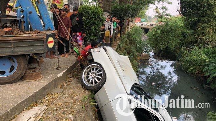 'Tolong' Cerita Detik-detik Kecelakaan Mobil Mercy Masuk Sungai di Batu, Angkut Dua Wanita