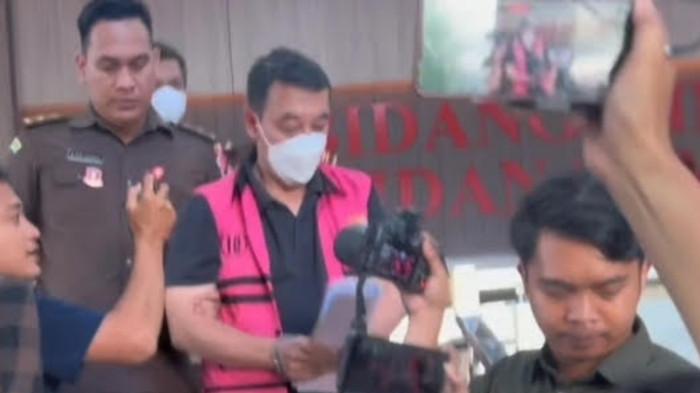 Kejati Banten menahan Plt Dirut PT ABM dan Direktur PT KAN terkait dugaan korupsi pengadaan minyak goreng curah 1.200 ton senilai Rp20,4 miliar.