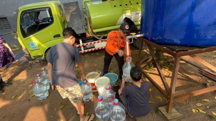 BPBD Kota Tangsel Distribusikan Air Bersih hingga 8.000 Liter ke Kranggan yang Alami Kekeringan