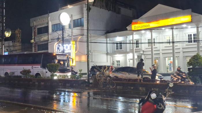 Diguyur Hujan Deras, Lampu Hias Jalan Ukuran Besar di Kota Cilegon Ambruk
