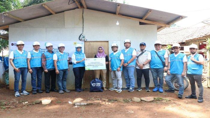 Juniah Warga Pandeglang Terharu,  Cahaya Itu Muncul Berkat Program Sambung Listrik Gratis PLN