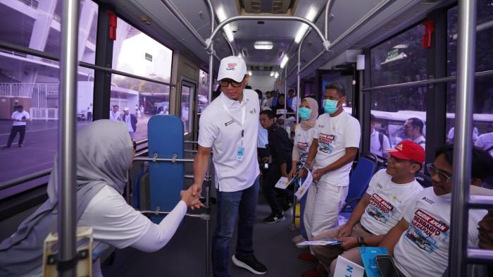 MUDIK GRATIS - Direktur Utama PLN, Darmawan Prasodjo saat menyapa para peserta Mudik Gratis BUMN 2026 di kawasan Gelora Bung Karno, pada Selasa (17/3/2026).