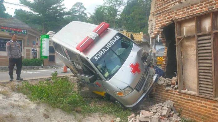 Sopir Diduga Ngantuk, Mobil Ambulans Milik Pemdes Bugel Seruduk Rumah Warga Desa Citasuk Padarincang