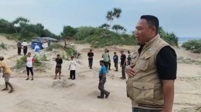 CEK TAMBANG-Wakil Ketua Komisi II DPRD Banten, Musa Weliansyah yang mengecek langsung ke lokasi tambang pasir diduga ilegal di Kecamatan Wanasalam, Kabupaten Lebak, Banten, Kamis (14/5/2026)