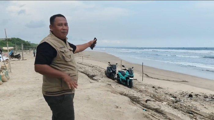 Wakil Ketua Komisi II DPRD Banten, Musa Weliansyah bersama warga setempat, saat sidak aktifitas tambang pasir laut ilegal di Wanassalam, Kabupaten Lebak, Kamis (14/5/2026).