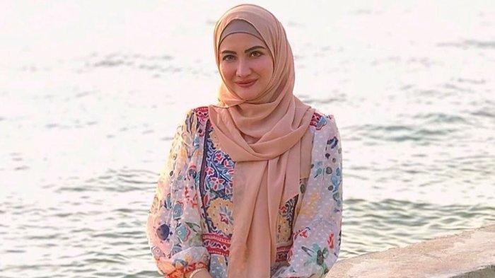 Mimpi Ketemu Kakek Berjubah Putih, Artis Ini Jadi Mualaf, Pernah Kawin Lari dan Hidupnya Berantakan