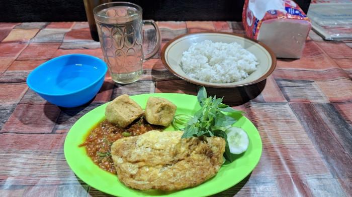 Menu pecel telor di warung Pecel Lele Bintoro, Bojonegoro-Jatim di pertigaan Kanwil Kemenkumham Banten, Kota Serang.