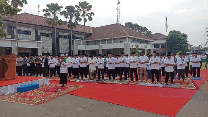 BREAKING NEWS Wali Kota Cilegon Helldy Agustian dan Jajaran Gelar Salat Istisqa untuk Minta Hujan
