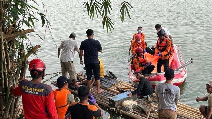 Ratusan Warga Ciputat Tangsel Menonton Proses Evakuasi Mayat Pria Mengapung di Situ Gintung