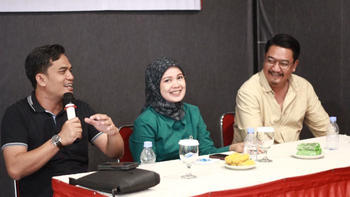 Pengamat Kebijakan Publik Universitas Islam Syekh Yusuf (UNIS) Tangerang, Adib Miftahul, Pengamat Komunikasi Politik UMT, Korry El Yana, pengamat energi dari Gerilya Institute, Subhkan Agung Sulistio, saat diskusi bersama awak media di BSD Tangsel, Senin (13/10/2025).