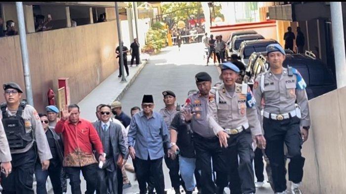 Panji Gumilang Acungkan Jempol saat Penuhi Panggilan Polisi, Pengamanan di Bareskrim Diperketat
