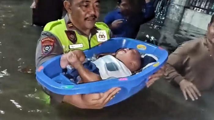 Aparat kepolisian dari jajaran Polres Cilegon turun langsung membantu warga yang terdampak banjir di sejumlah wilayah di Kota Cilegon, Provinsi Banten, Minggu (8/3/2026).