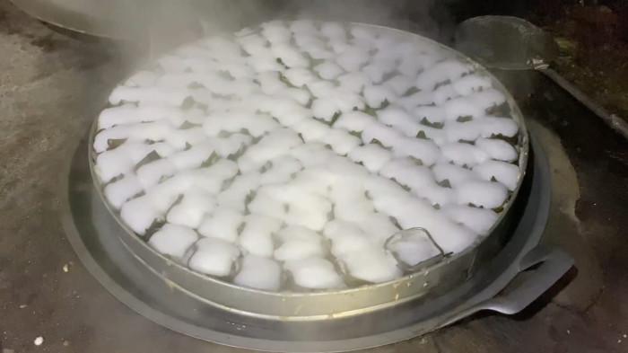 Potret pembuatan kue apem putih bohay