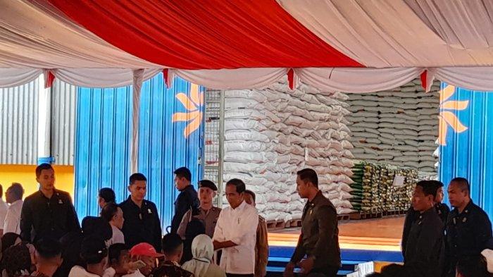 Kunjungi Gudang Bulog, Jokowi Salurkan Bantuan Beras Cadangan ke Warga Serang