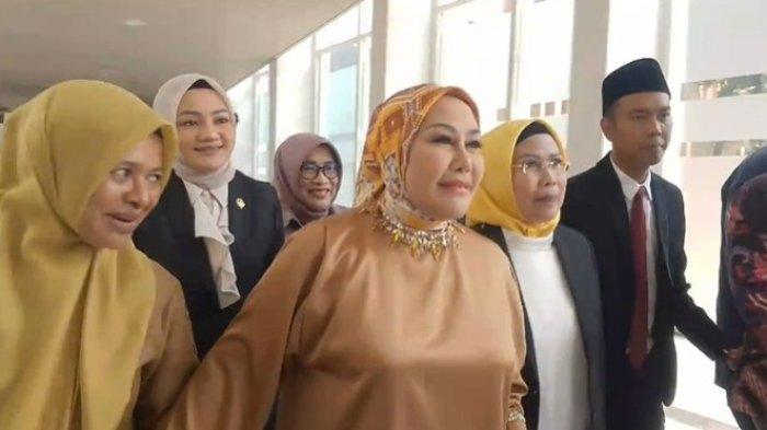 Mantan Gubernur Banten Ratu Atut Chosiyah  (tengah) menghadiri acara pelantikan anggota DPRD Banten periode 2024-2029.