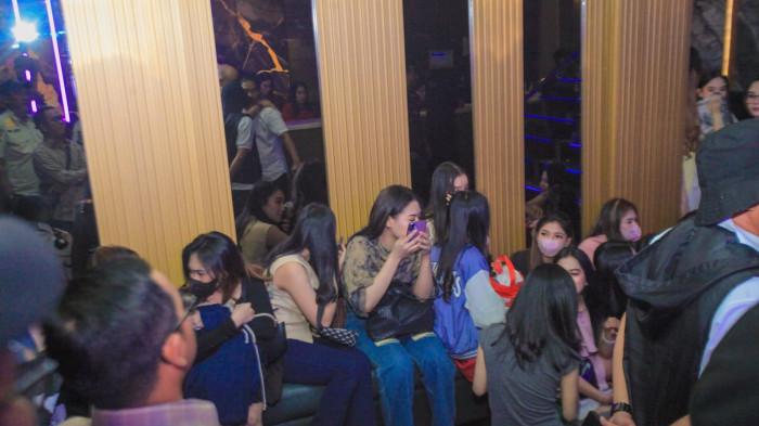 Razia Tempat Hiburan Malam, Satpol PP Tangsel Amankan Puluhan Botol Miras dan 41 Wanita Diduga LC