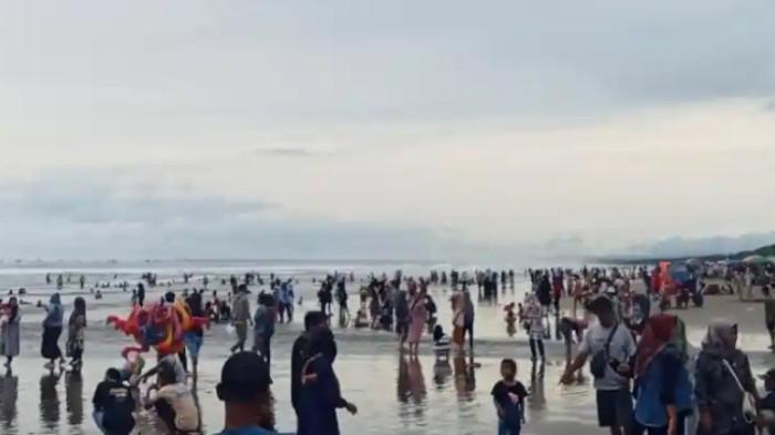 BAGEDUR - Ribuan pengunjung wisatawan mulai memadati pantai Bagedur, Kamis (1/12/2025).