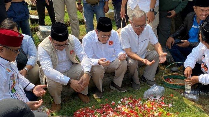Momen Ridwan Kamil Ziarah ke Makam MH Thamrin, Benyamin dan Haji Lulung di Hari Kampanye Perdana
