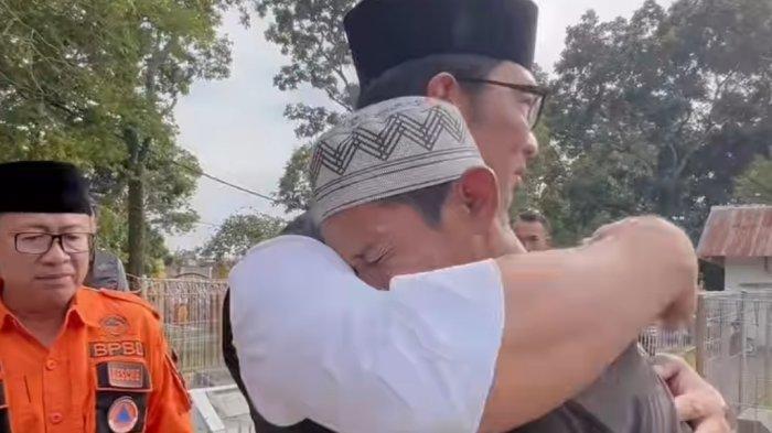 Ridwan Kamil Takziah ke Pemakaman Korban Gempa Cianjur, Keluarga Korban Nangis di Pelukan RK
