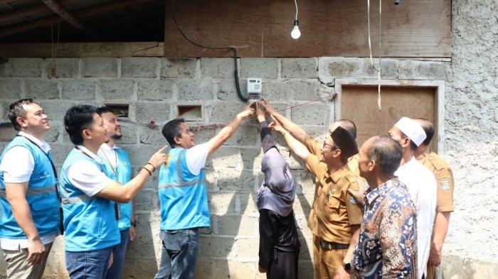 Bertahun-tahun Numpang Listrik Tetangga, Yayan Bahagia Dapat Sambungan Listrik Gratis PLN UID Banten