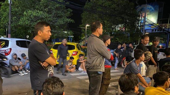 Nobar Piala Dunia 2022 di Banten, Penggemar Bola Duduk di Trotoar Tonton Laga Maroko vs Prancis