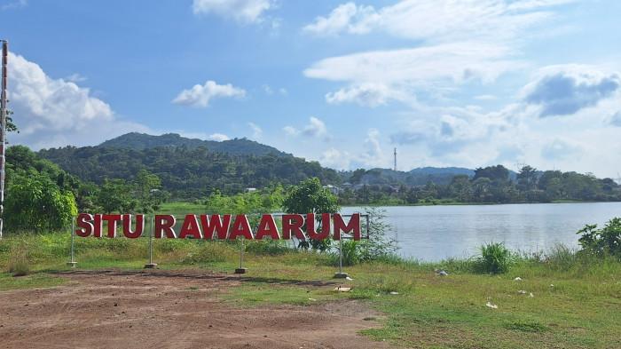 Situ Gunung adalah danau alami yang dikelilingi hutan dan perbukitan hijau. Tempat ini cocok untuk wisata relaksasi, trekking ringan, hingga camping. Keindahan danau yang tenang berpadu dengan udara sejuk menciptakan suasana yang menenangkan.
