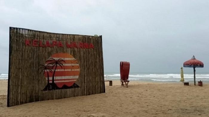 Suasana wisata Pantai Kelapa Warna, di Kecamatan Cihara, Kabupaten Lebak