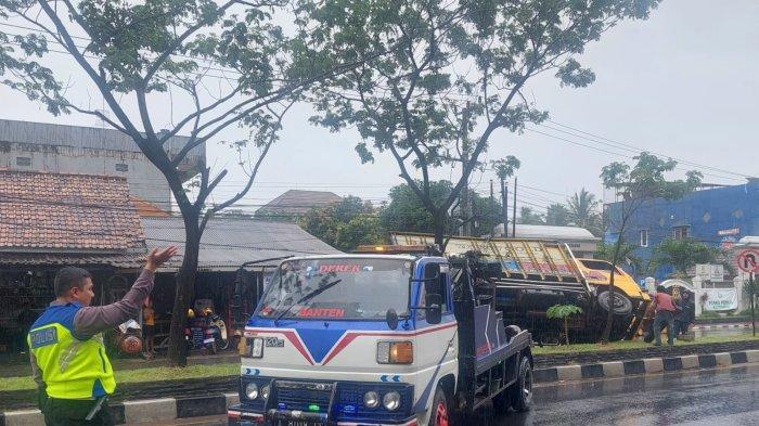 Truk Bermuatan Kayu Kecelakaan Tunggal di Kota Serang, Kerugian Capai Jutaan Rupiah