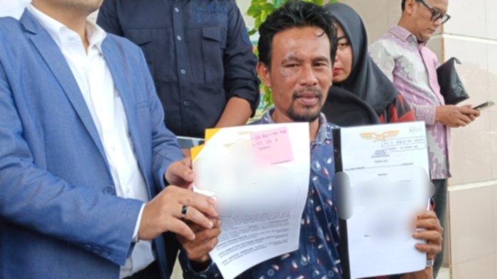 GUGAT GUBERNUR-Tukang ojek bernama Al Amin Maksum, yang menjadi korban kecelakaan lalulintas di Jalan Raya Labuan-Pandeglang, saat berada di Pengadilan Negeri (PN) Pangdeglang, Banten. Ia menggugat Gubernur Banten, Bupati Pandeglang, serta PUPR Banten dan Dishub Pandeglang.