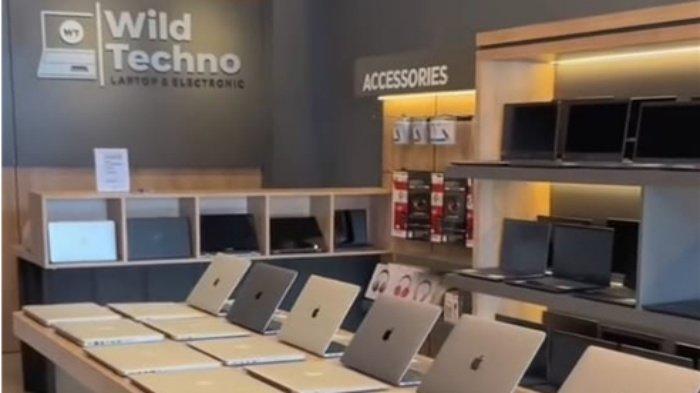 Laptop-laptop bekas di meja dan rak toko Wild Techno, Serang, Banten.