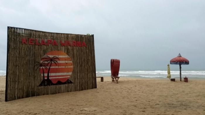 Wisata Pantai Kelapa Warna yang berada di Panyaungan