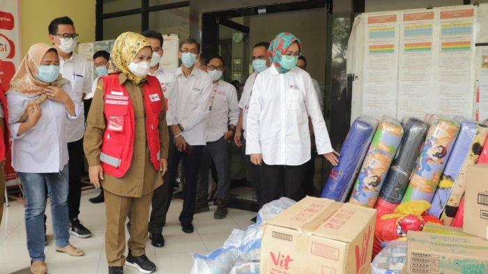 Palang Merah Indonesia Tangsel Berikan Donasi, Sembako, dan Peralatan Keluarga kepada PMI Banten