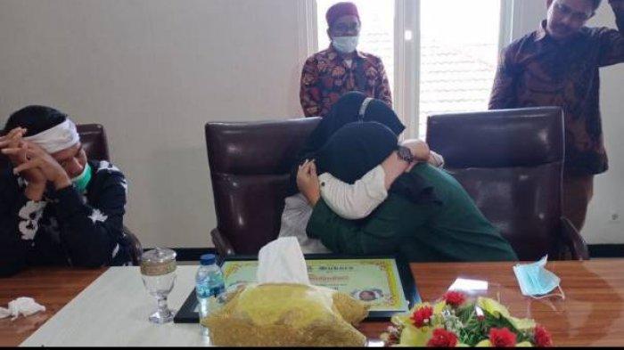 Saling Pelukan & Menangis, Akhirnya Anak yang Polisikan Ibu Kandung Mau Berdamai, Dihadiahi Umrah