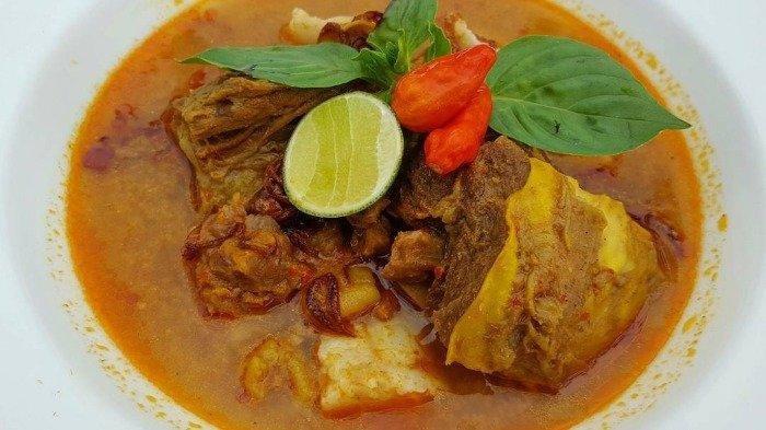 Angeun Lada khas Pandeglang - Angeun lada adalah masakan berkuah gurih berbahan dasar daging dan jeroan sapi, yang juga bisa menggunakan kerbau atau kambing.