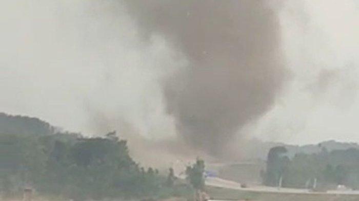 Viral Angin Puting Beliung Ngamuk di Sumedang, Rumah Warga Sampai Rusak, Pohon Ikut Tumbang