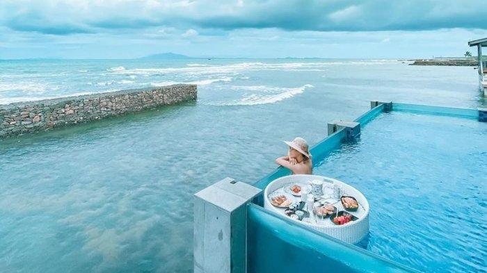 Potret villa di atas laut yang ada di Aston Anyer Beach Hotel.