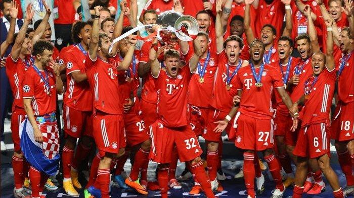 Pemain Bayern Muenchen, Joshua Kimmich mengangkat trofi Liga Champions usai menjadi juara berkat kemenangan 1-0 atas Paris Saint-Germain (PSG) di partai puncak.