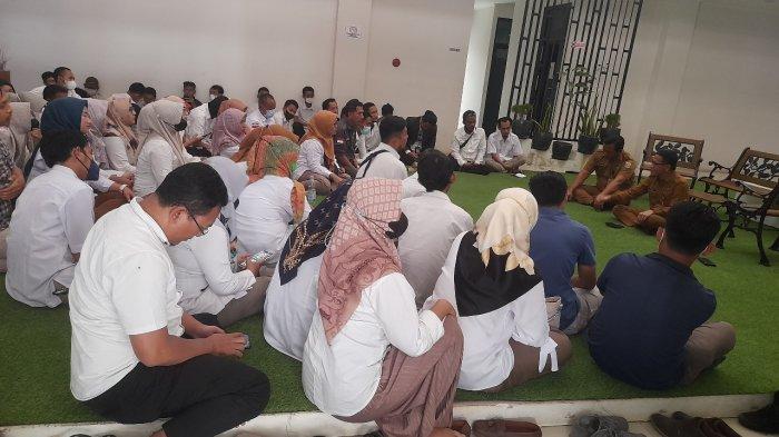 Puluhan Tenaga Honorer Geruduk Kantor BKD Banten Minta Kejelasan Status