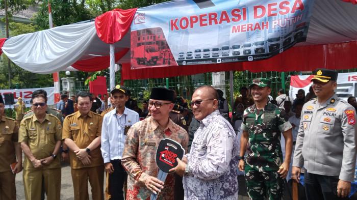 TRUK KDMP - Bupati Lebak Hasbi Jayabaya menyerahkan mobil truk bermerek Isuzu Giga sebanyak 34 Koperasi Desa Merah Putih (KDMP) di Kabupaten Lebak, Banten, Senin (6/4/2026). 