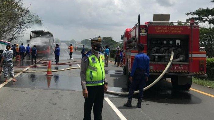 BREAKING NEWS - Bus Terbakar di Tol Tangerang-Merak KM 75 Arah Cilegon