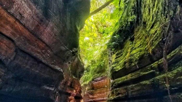 Curug Putri di Jl. Raya Carita, Sukarame, Kabupaten Pandeglang, Provinsi Banten.