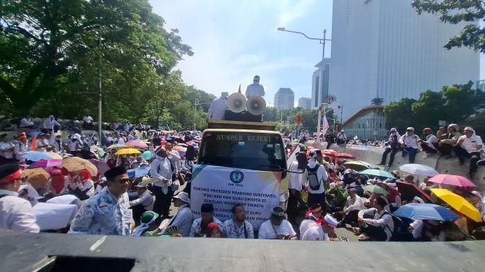 Aksi Demo di Monas Hari Ini, Ribuan Guru Madrasah Tuntut Prabowo Buka Kuota PPPK hingga ASN