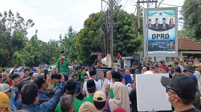 Daftar 10 Tuntutan Warga Saat Demo di DPRD Tangsel, Tolak Penutupan Jalan Serpoong Muncul Parung