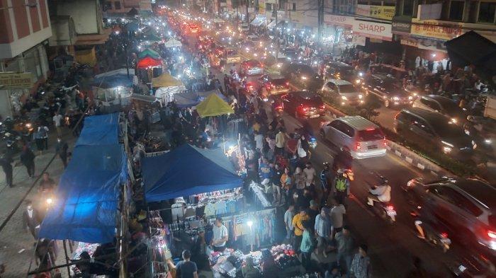BREAKING NEWS: Masyarakat Kota Cilegon Berjubel di Pasar Malam Takbir, Jalan Protokol Padat Merayap!