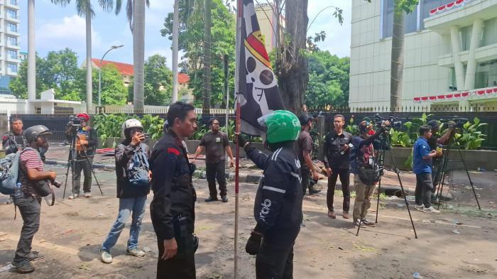OJOL TEWAS DILINDAS RANTIS: Momen seorang pengemudi ojek online (ojol) saat menghampiri anggota Brimob Polda Metro Jaya di depan Mako Brimob Polda Metro Jaya, Jalan Kramat Kwitang, Senen, Jakarta Pusat, Jum'at (29/8/2025). Saat itu dia membawa bendera One Piece dan meminta agar kasus tewasnya rekannya itu segera diusut tuntas. (Fahmi Ramadhan/Tribunnews.com)