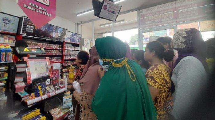 Di Kabupaten Serang, Warga Rela Berdesakan Sambil Bawa Anak Demi Minyak Murah