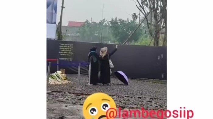 Emak-emak Kepergok Selfie di Makam Eril, Warganet Geram Sebut Pelaku Tak Beradab: Malu Bu Sudah Tua!