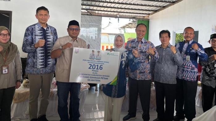 Pemkab Serang Kucurkan Rp101 Juta untuk BPJS Ketenagakerjaan Petani dan Nelayan Tambak