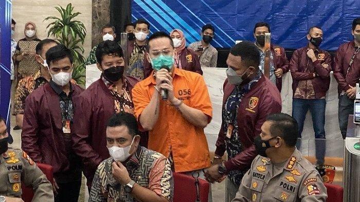 Begini Penampilan Baru Indra Kenz: Rambut Pendek, Pakai Baju Tahanan dan Tangan Diborgol